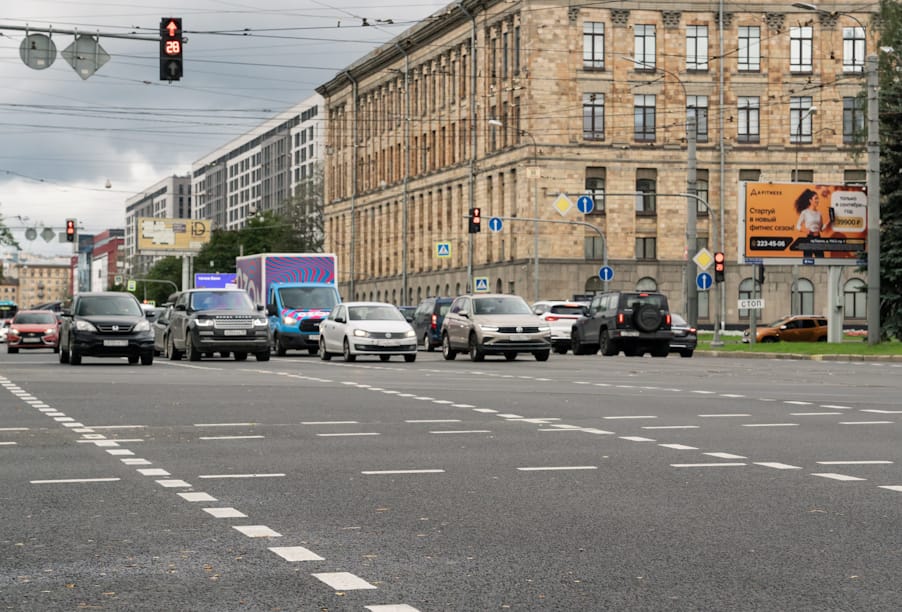В Санкт-Петербурге благодаря нацпроекту обновили дороги, ведущие к образовательным учреждениям